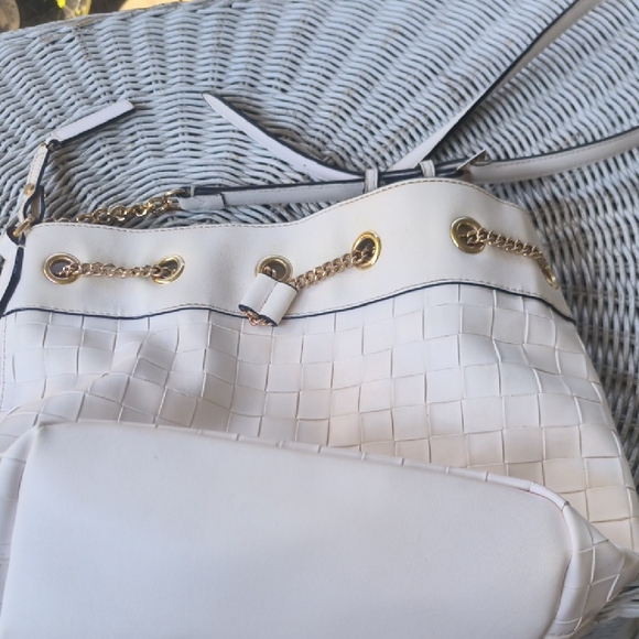 Victoria's Secret White Woven Shoulder Bag with Gold Chain - Picture 1 of 4